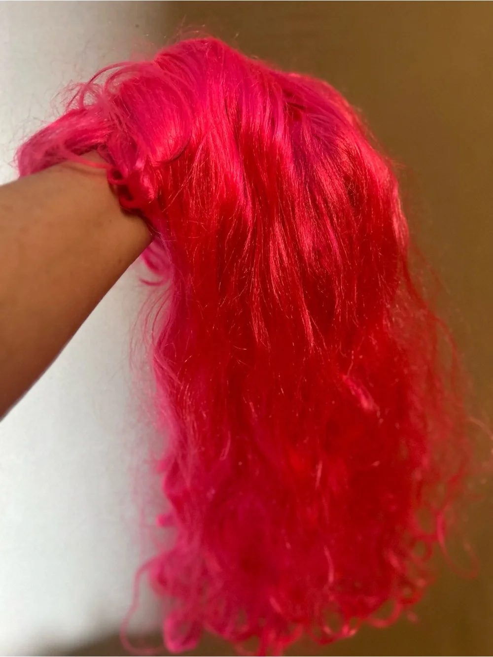 Halloween costume wig Leg Avenue Vibrant Pink Long Wavy Wig bangs